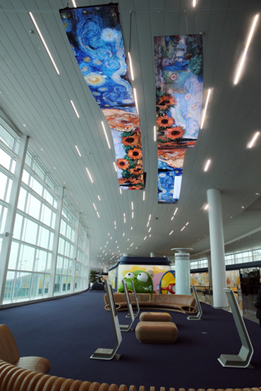 인천공항은 제2터미널은 아트와 공항의 모습을 잘 살려 공항 곳곳에 유명 작가의 작품으로 