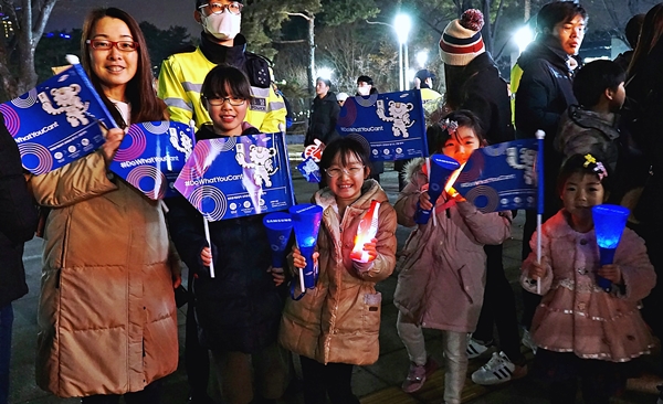 일본인 사야마 씨 와 나라, 하라 두 딸, 그의 친구들이 보내는 응원