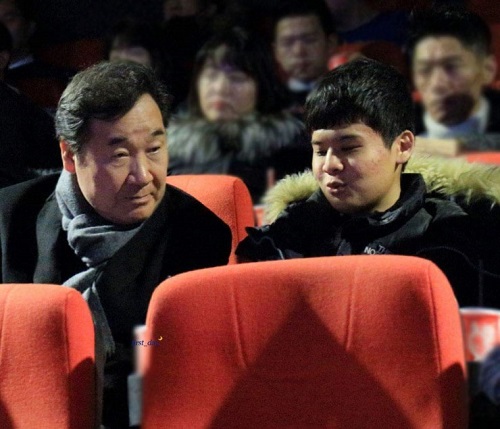 영화 시작전 옆자리의 친구와 가벼운 인삿말 (사진출처:허영진)