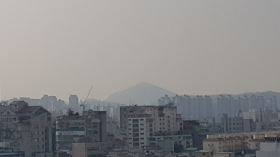 건너편 산이 뿌옇게 보일 정도로 미세먼지가 가득한 하늘