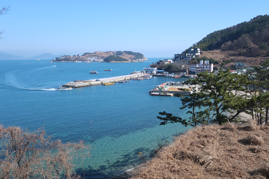 살방마을에서 본 이수도.