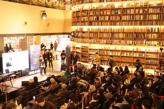 19일 코엑스 별마당도서관에서 작가들은 시민들과 함께 평화낭송회 시간을 가졌다.