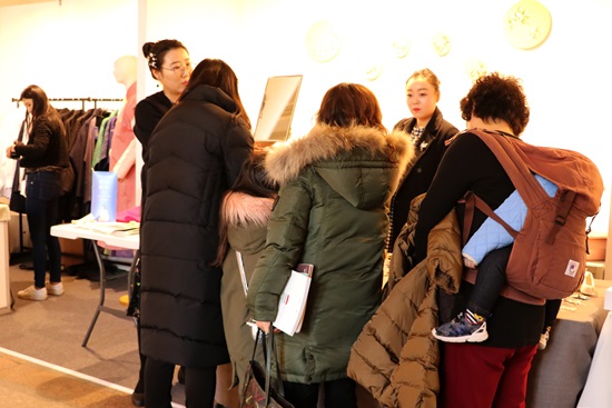 행꿈아 작품을 구입하는 관람객들