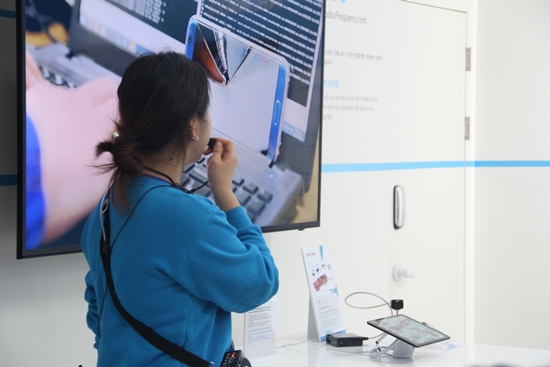 5G와 IoT 서비스를 설명하고 있는 평창ICT체험관 안내원