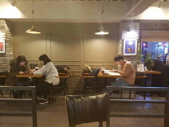 필자가 자주 찾는 카페에는 흡연자들을 찾아볼 수 없다.