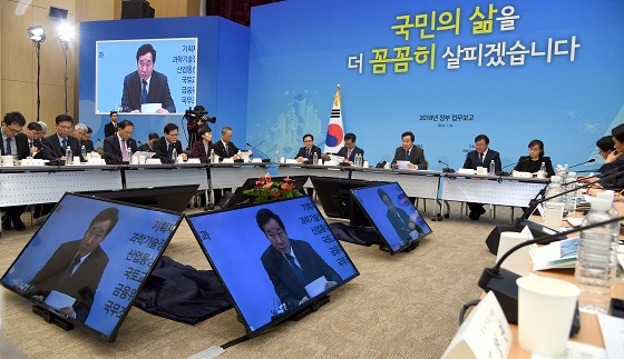 23일 정부세종청사 세종컨벤션센터에서 이낙연 총리 주재로 국민안전, 재난재해대응에 대한 정부업무보고가 열리고 있다.