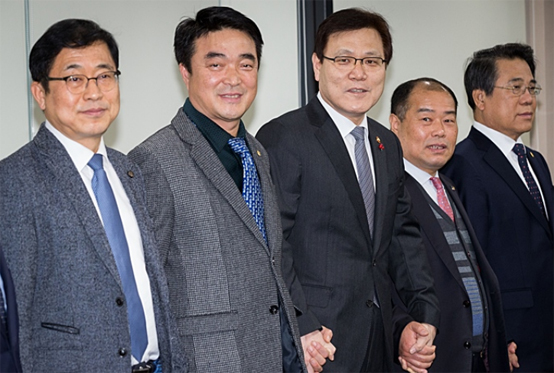 최종구 금융위원장은 지난 22일 서울 중구 여신금융협회에서 편의점, 슈퍼마켓, 마트, 음식점 등 소상공인단체 협회장들과 간담회를 열어 영업 애로사항을 듣고 소액결제 카드수수료 경감 방안 등 정부의 소상공인 지원 방안을 설명했다.(사진=금융위원회)