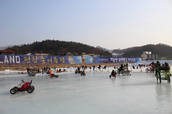 많은 사람들이 송어축제를 즐기고 있었습니다.