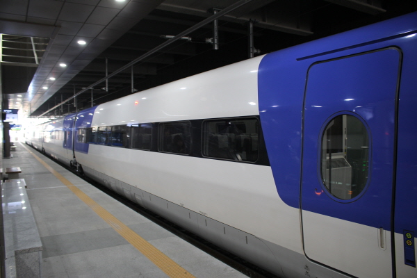 강릉역에 도착한 경강선 KTX