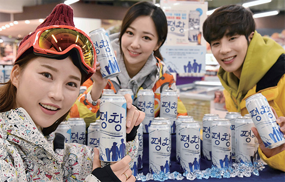 홈플러스가 강원도에서 나는 옥수수수염으로 만든 에일맥주 ‘평창맥주’.(사진=홈플러스)