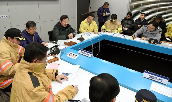 이낙연 국무총리가 26일 오후 경남 밀양시청 상황실에서 세종병원 화재 참사에 대한 보고를 받고 있다.