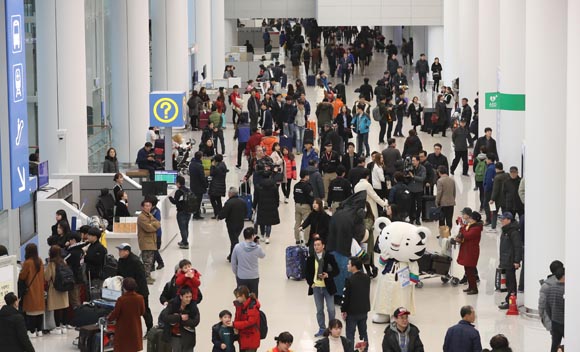 인천공항 제2여객터미널 개장 후 첫 주말인 지난 21일 오후 인천공항 제2여객터미널 입국장이 여행객과 환영객으로 북적이고 있다. (사진=저작권자(c) 연합뉴스, 무단 전재-재배포 금지)