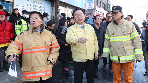 김부겸 행정안전부 장관(가운데)이 26일 오후 경남 밀양시 세종병원 화재 참사 현장을 둘러보고 있다.(사진=저작권자(c) 연합뉴스, 무단 전재-재배포 금지)