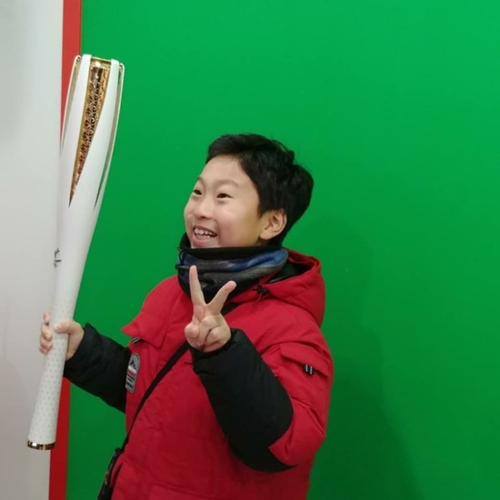 실제 크기의 성화봉을 들고 인증샷 찍는 황 군.