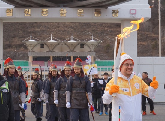 47번 성화봉송 주자가 철원종합운동장 앞에서 성화봉송을 시작하는 모습.
