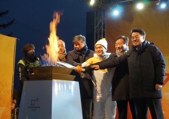 강원도 철원군청에 도착한 성화를 임시성화대에 점화하는 모습.