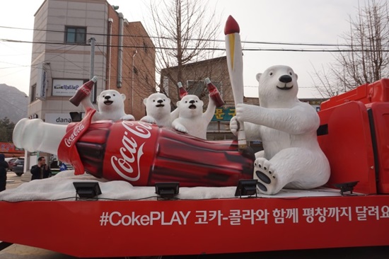 평창동계올림픽 프리젠팅 파트너사인 코카콜라의 퍼포먼스 차량.