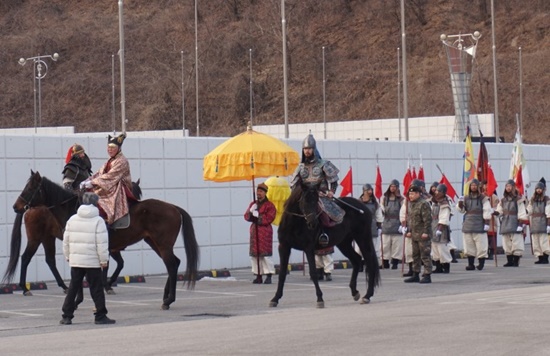 철원 종합운동장 앞에서 후고구려인들의 모습으로 분장한 행렬.