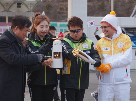 이현종 철원군수가 철원종합운동장에서 시작되는 구간의 성화봉송 불씨를 옮기고 있다.