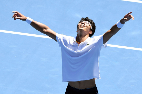 지난 24일(현지시간) 호주 멜버른에서 열린 호주오픈 테니스대회 남자 단식 8강전에서 한국 테니스의 간판 정현(58위)이 미국의 테니스 샌드그렌(97위)을 꺾고 세리머니를 펼치고 있다. 