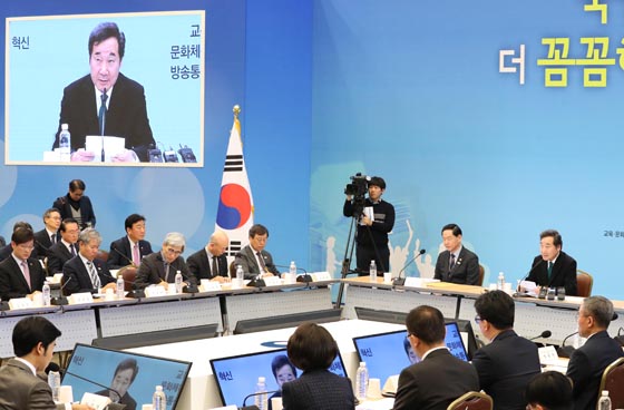 29일 오후 정부세종청사 세종컨벤션에서 열린 교육·문화 혁신에 대한 정부업무보고에서 이낙연 총리가 발언하고 있다. (사진=저작권자(c) 연합뉴스, 무단 전재-재배포 금지)