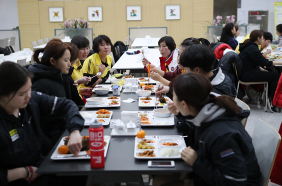 남북 여자 아이스하키 선수단이 식탁에 앉아 오순도순 이야기를 하고 있다.(제공=대한체육회)
