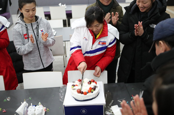 28일 남북 첫 합동훈련 뒤 식당에서 북한 선수단 맏언니이자 주장인 진옥(28) 선수 생일파티가 열렸다. (제공=대한체육회) 
