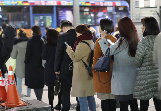 한국고용정보원이 국내대표 직업 재직자 1012명을 대상으로 클라우드 등 4차 산업혁명 핵심 8개 기술 활용도 설문조사를 실시한 결과, 기술을 활용하는 재직자 비율은 평균 9.3%로 나타났다. 사진은 서울 광화문 사거리 인근 버스 정류장에서 퇴근길 직장인들이 버스를 기다리고 있는 모습. <저작권자(c) 연합뉴스, 무단 전재-재배포 금지> 