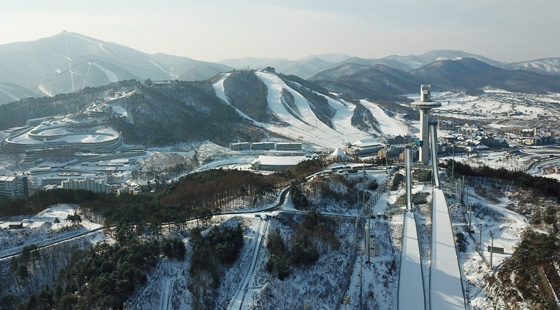 평창 동계올림픽 스키점프대에 하얀 눈이 쌓여 있다.(사진=저작권자(c) 연합뉴스, 무단 전재-재배포 금지) 