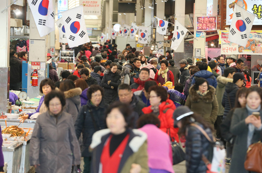 전통시장 판매촉진을 위해 온누리 상품권 개인구매 할인한도가 50만원으로 상향되고 할인율도 확대된다. (사진=저작권자(c) 연합뉴스, 무단 전재-재배포 금지)