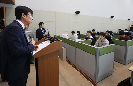 지난해 8월 유통분야 불공정거래 근절대책을 발표하고 있는 김상조 공정거래위원장. <저작권자(c) 연합뉴스, 무단 전재-재배포 금지>