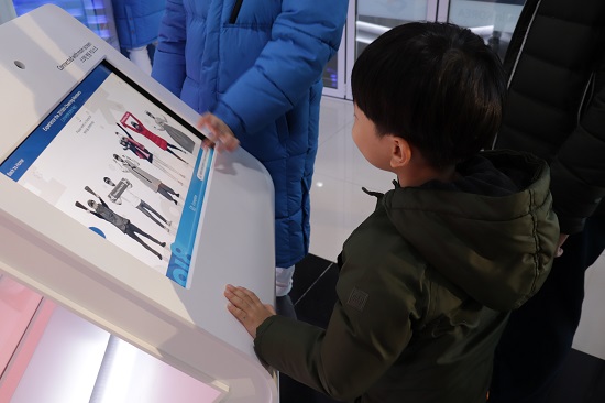 한 어린이가 2018번째 마지막 피규어 응원단이 되어보는 체험을 하고 있다.