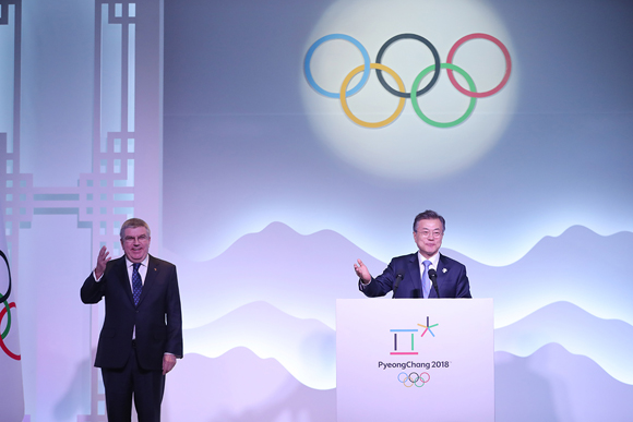 문재인 대통령이 5일 오후 강원도 강릉 세인트존스호텔에서 열린 IOC 위원 소개행사에서 환영사 중 “아리아리”라고 구호를 외치고 있다. 왼쪽은 토마스 바흐 위원장.