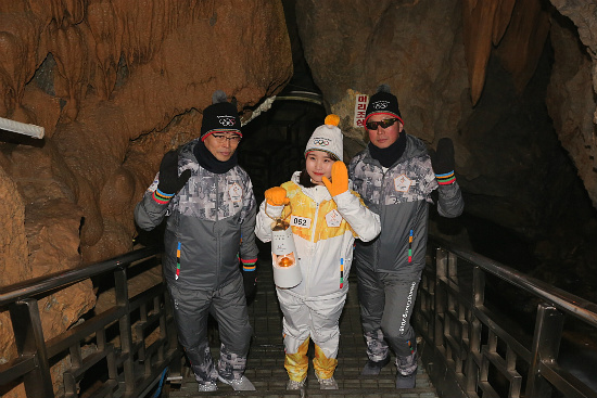 대금굴을 지나는 성화봉송 행사(출처 : 2018 평창동계올림픽 및 동계패럴림픽 대회조직위원회)