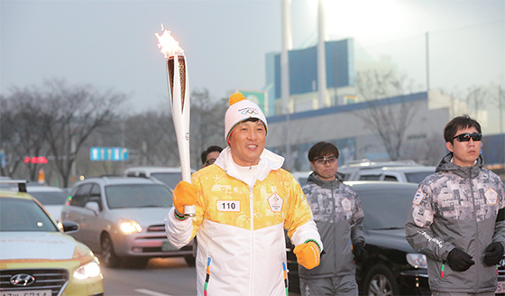 2017년 12월 30일 대구에서 성화봉송 주자로 나선 이승엽.(사진=문화체육관광부)