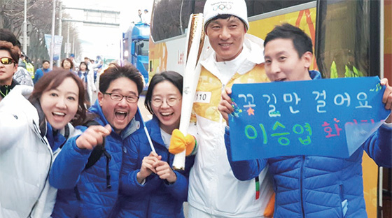 성화봉송 주자로 나선 이승엽과 시민들.(사진=팀퓨처스)