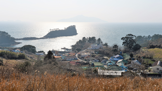 미조마을 앞 용머리는 바람과 파도를 막아주는 섬이다. 용두도라고도 하며, 마을에서 신성한 공간으로 여기기도 했다. 이곳에 몰래 묘지를 만들어 물 좋은 샘에 물이 마르기도 했다는 말도 전한다. 