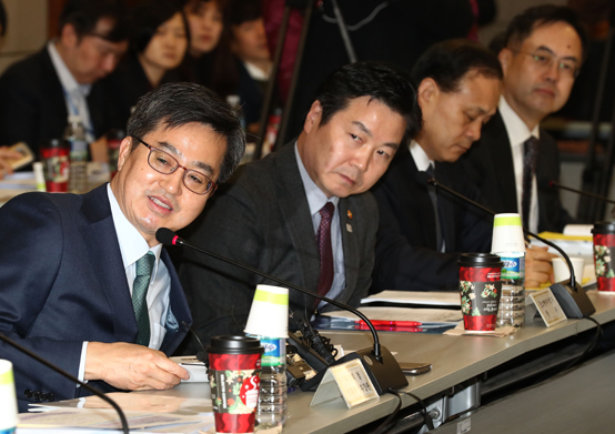 김동연 부총리(왼쪽부터), 홍종학 중소벤처기업부 장관이 7일 오전 서울 마포구 누리꿈스퀘어에서 열린 확대 경제관계장관회의에서 참석자의 발언을 듣고 있다. <저작권자(c) 연합뉴스, 무단 전재-재배포 금지>