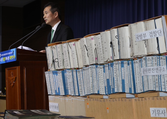 7일 오전 서울 용산구 국방부에서 이건리 5·18 특별조사위원회 위원장이 조사결과를 발표하고 있다. <저작권자(c) 연합뉴스, 무단 전재-재배포 금지>