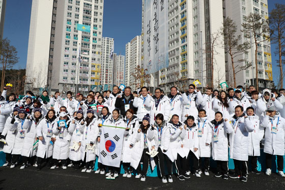 7일 오전, 92개 참가국의 입촌식에는 한국 선수단 145명을 대표해 강릉선수촌에서 묵고 있는 빙상 및 아이스하키 등 각 종목 선수들과 임원 약 100여 명이 참석했다. (사진 = 평창동계올림픽조직위원회)
