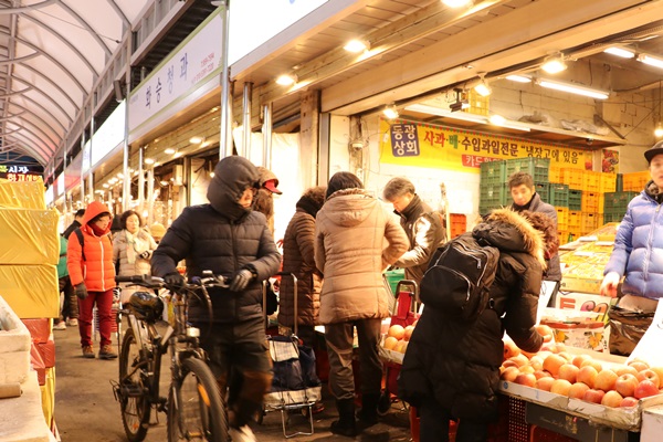 추워도 아랑곳없이 명절 준비는 즐겁다.