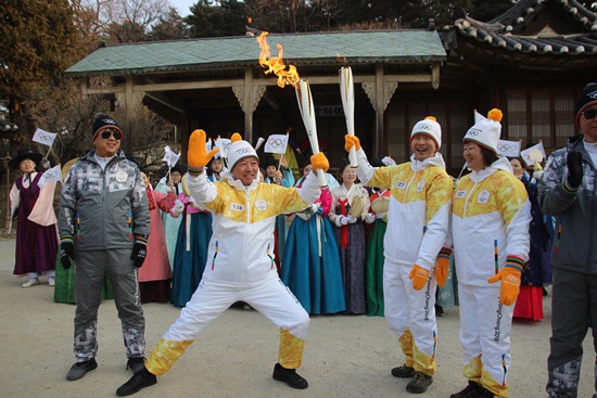 중국 IOC 위원 강릉선교장에서의 성화봉송 퍼포먼스