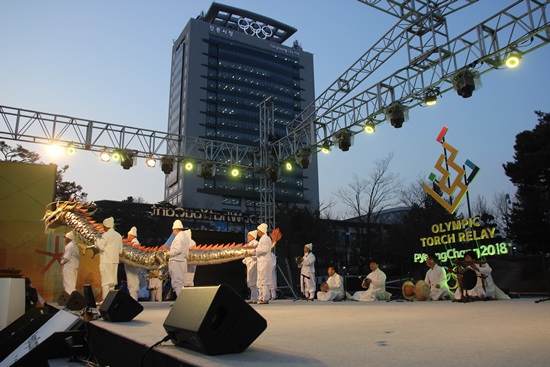 강릉시청 임영대종각 광장의 지역문화축제장 강릉 용물달기 민속공연
