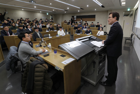 정부는 사회적 금융 활성화를 위해 3000억원 상당의 기금을 마련하고 사회적 금융 중재기관을 만들기로 했다. 사진은 지난 5일 금융업 진입규제 개편방안 간담회에 참석 발언하고 있는 최종구 금융위원장. <저작권자(c) 연합뉴스, 무단 전재-재배포 금지>