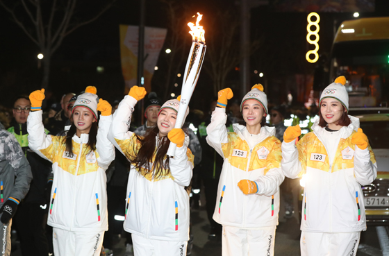 2018 평창동계올림픽을 하루 앞둔 8일 오후 강원 강릉시청 앞에서 올림픽 홍보대사로 활동 중인 그룹 걸스데이가 성화봉송에 참여하고 있다. (사진=저작권자(c) 연합뉴스, 무단 전재-재배포 금지) 