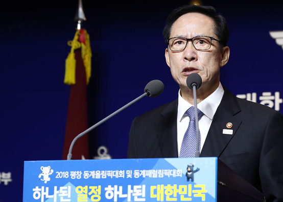 송영무 국방부 장관이 9일 오전 국방부에서 5·18 광주민주화운동 당시 공군 전투기의 출격대기 명령과 전일빌딩 헬기 사격 사건에 대한 사과문을 발표하고 있다. <저작권자(c) 연합뉴스, 무단 전재-재배포 금지>