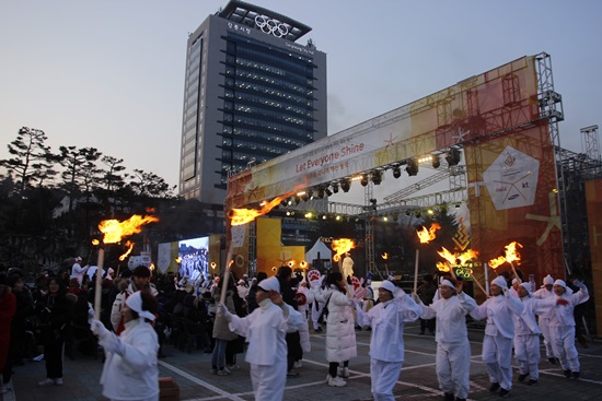 강릉시청 임영대종각 광장의 지역문화축제장 강릉 하평답교놀이