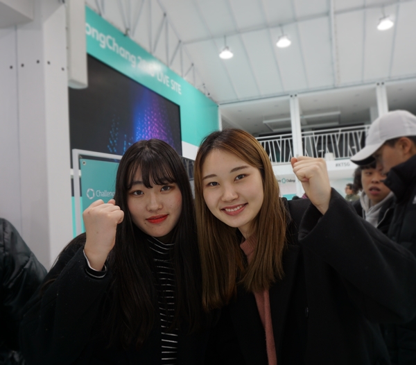대학생 최수연 씨와 정민지 씨도 고향가기 전, 평창동계 올림픽 화이팅!  