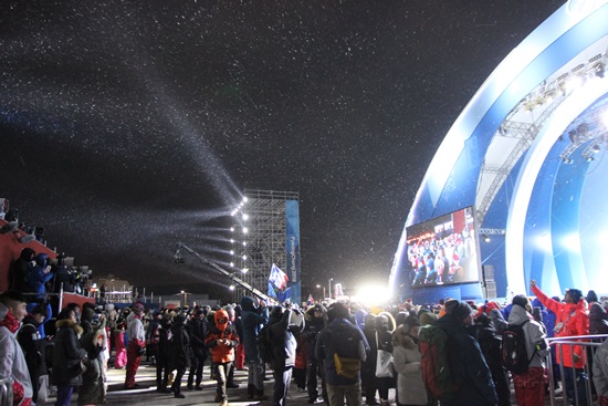 지난 13일 평창메달 플라자에 눈이 내리는 가운데 각국 외신기자들의 뜨거운 취재 열기