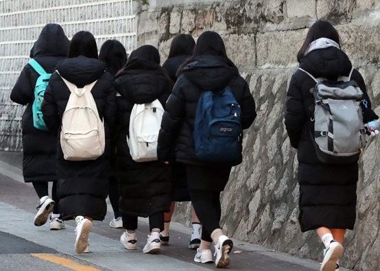 올겨울 한파와 평창동계올림픽으로 롱패딩이 큰 유행이다. 사진은 등굣길 롱패딩을 입은 여고생들. <저작권자(c) 연합뉴스, 무단 전재-재배포 금지> 